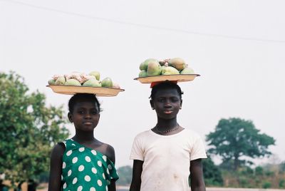 crianas guineenses na luta pela subsistncia. Foto de Carlos Galveias