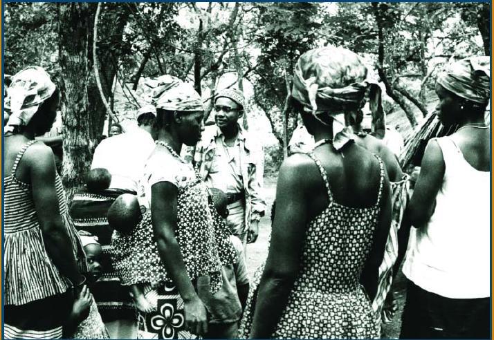 Amilcar Cabral junto de mulheres guineenses durante a luta de libertao nacional. Foto de Bruna Polimeni