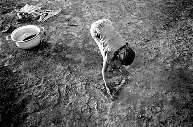 Farim, 2005, apanha de lodo para produo de sal. Foto de Ernst Schade