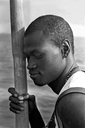 No mar, entre Bissau e Bolama, Janeiro de 2006, o cobrador. Foto de Ernst Schade