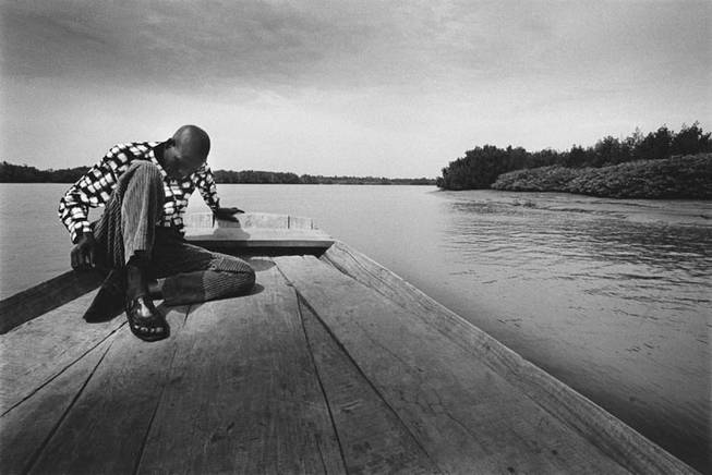Cacheu, Janeiro de 2005, atravessando o rio entre Cacheu e So Domingos. Foto de Ernst Schade