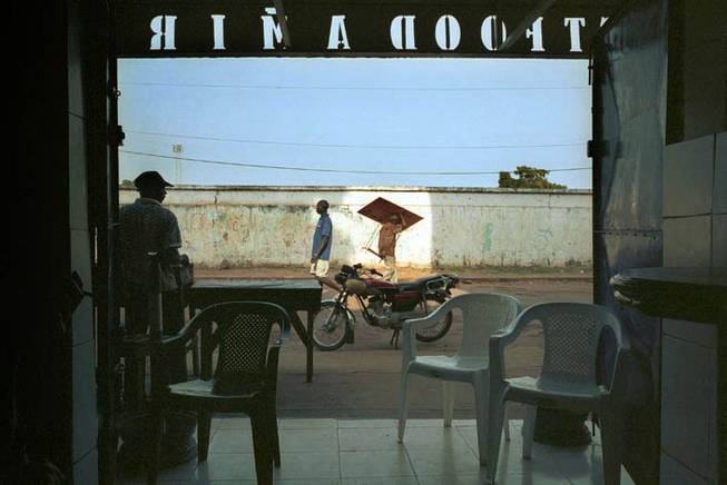 Bissau, Janeiro de 2006, Fast Food Amir. Foto de Ernst Schade