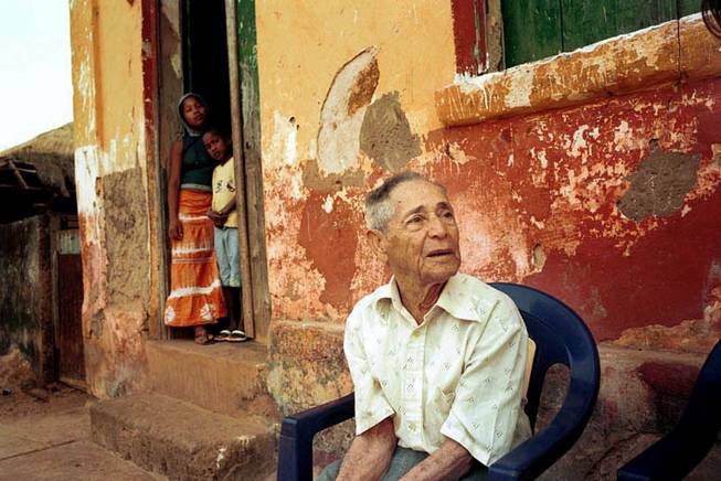 Bolama, Janeiro de 2006, Toms Sampaio, 84, nascido e criado em Bolama, ao fundo 2 das suas crianas. Foto de Ernst Schade