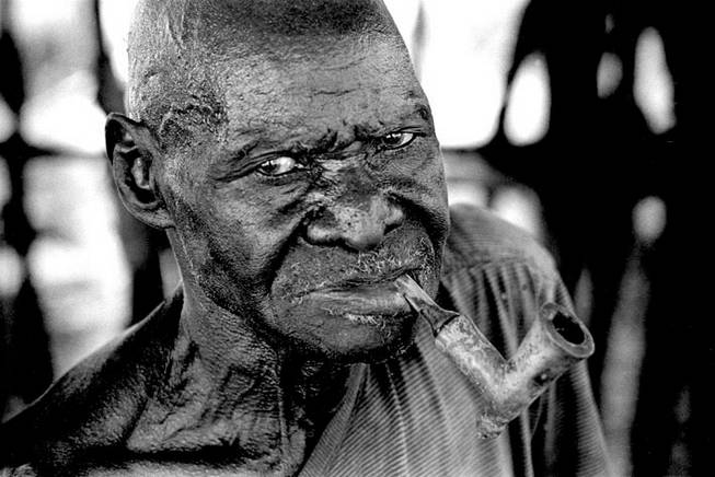 Elia, Janeiro de 2005, o homem mais velho da aldeia. Foto de Ernst Schade