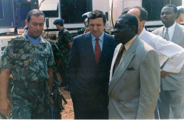  Em Angola, Joo Carlos Gomes na companhia do malogrado Alioune Blondin Beye, Representante Especial do Secretario-Geral das Nacoes Unidas, e Durao Barroso.