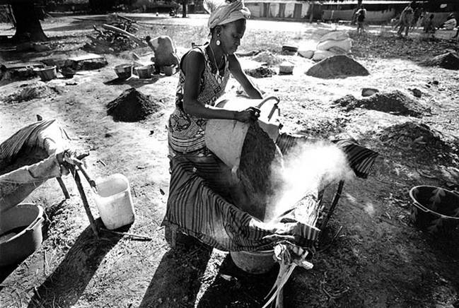 Farim, 2005 aldeia K3, junta-se gua ao lodo e filtra-se 2 vezes. Foto de Ernst Schade