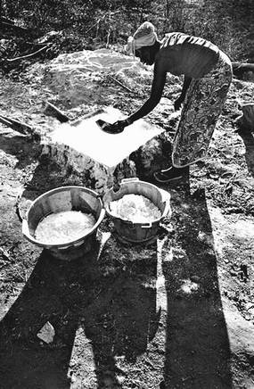 Farim, 2005, aldeia K 3, aps o processo de fervura e filtragem obtem-se o sal. Foto de Ernst Schade