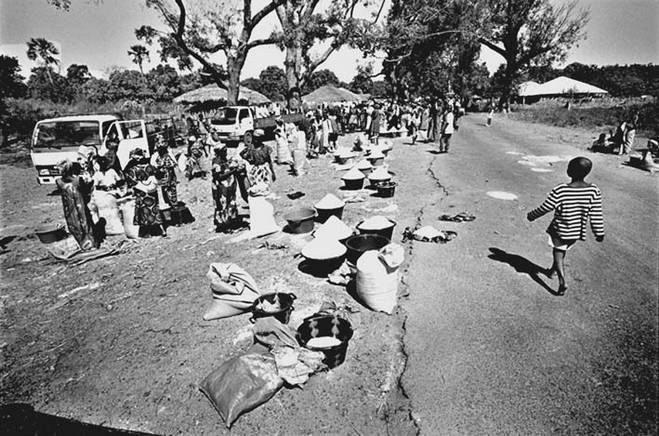 Farim, 2005, aldeia K3, a feira do sal. Foto de Ernst Schade