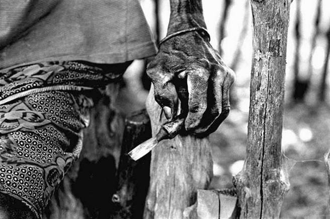 Elia, Janeiro de 2005, o homem mais velho da aldeia. Foto de Ernst Schade