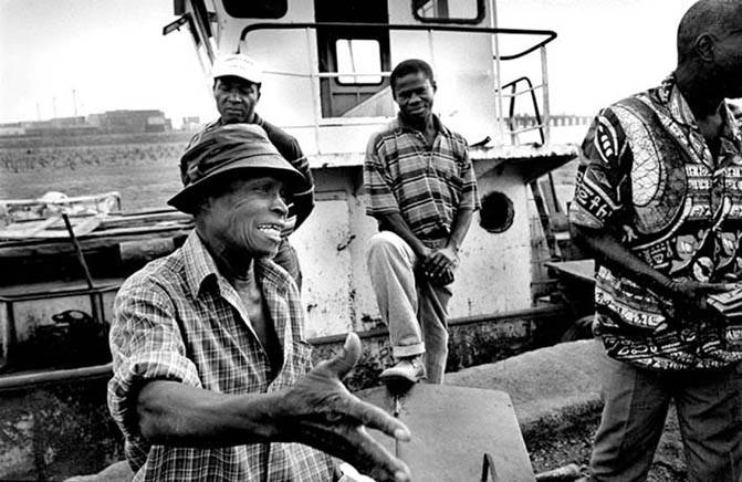 Bissau, Janeiro de 2005, Mrio Dias falando sobre a revolta dos marinheiros contra o regime colonial. Foto de Ernst Schade