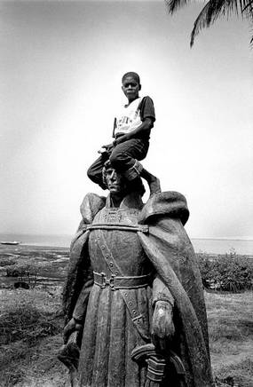 Cacheu, Janeiro de 2005, esttua colonial, Nuno Tristo. Foto de Ernst Schade