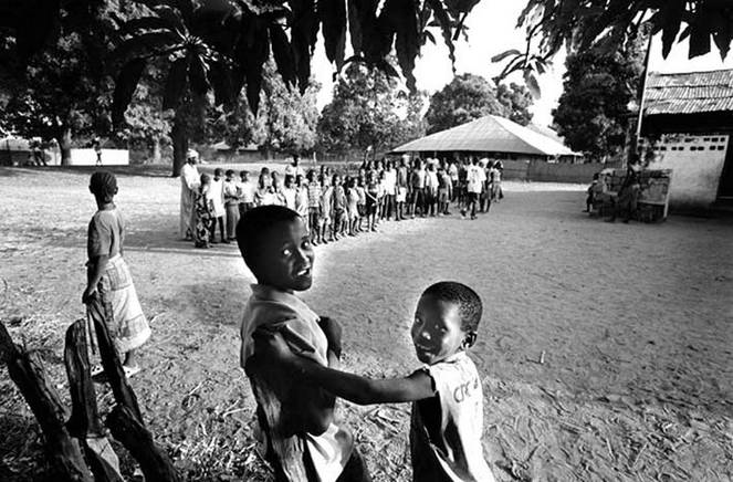 Aldeia K-3, 2005, dia de matrcula na escola. Foto de Ernst Schade