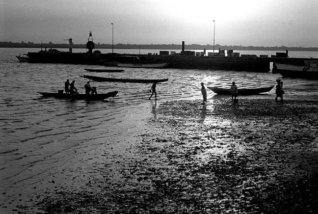 Cais de Bolama, ao romper do dia, Janeiro de 2006. Foto de Ernst Schade