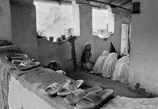 Jemberem, Janeiro de 2006, reza  sexta-feira na mesquita local. Foto de Ernst Schade