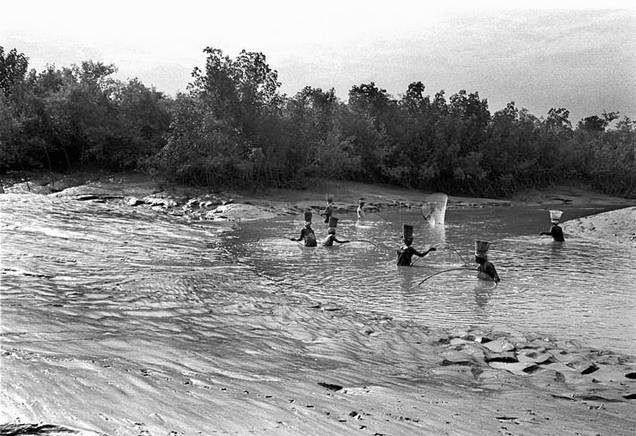 Cadique, Janeiro de 2006, mulheres pescando. Foto de Ernst Schade