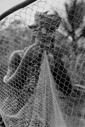 Cadique, Janeiro de 2006, Awa preparando a rede para a pesca. Foto de Ernst Schade