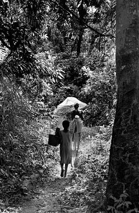 Cadique, Janeiro de 2006, mulheres regressando a casa depois da pesca. Foto de Ernst Schade