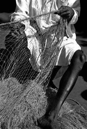 Bolama, Janeiro de 2006, preparando as redes para a pesca. Foto de Ernst Schade