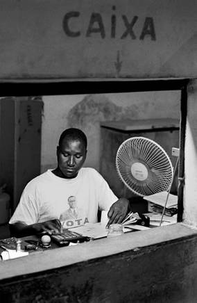 Bolama, Janeiro de 2006, o guarda-livros de uma empresa pesqueira. Foto de Ernst Schade