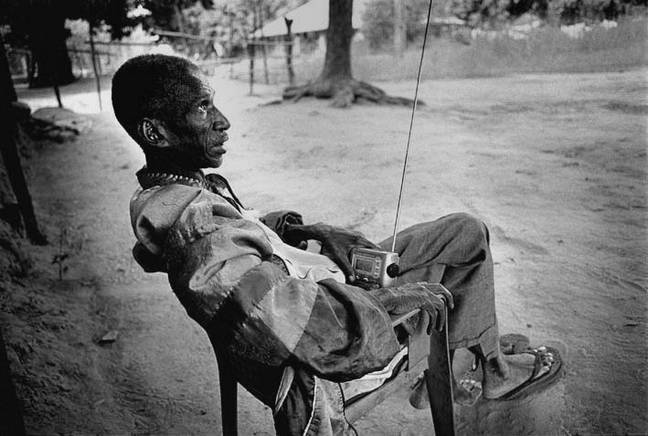 Cacheu, Janeiro de 2005, escutando a rdio local para se manter informado. Foto de Ernst Schade