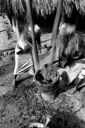 Jemberem, Janeiro de 2006, pilando "Tcheben" bago da palmeira de onde se extrai o leo de palma e o coconote. Foto de Ernst Schade