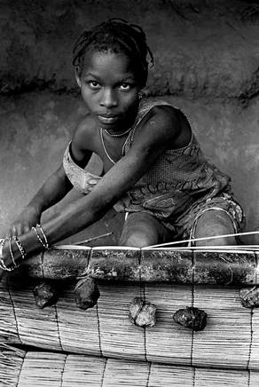 Cadique, Janeiro de 2006, tecendo uma esteira. Foto de Ernst Schade