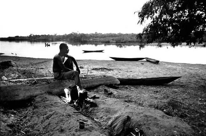 So Domingos, Janeiro de 2005pescador fritando peixe por ele pescado. Foto de Ernst Schade