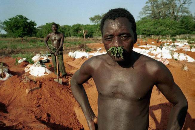 Bissau, Janeiro de 2006, cemitrio de Antula, os coveiros. Foto de Ernst Schade