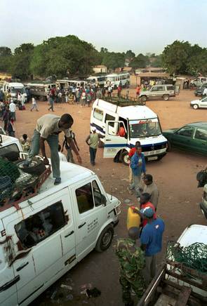 Bissau, Janeiro de 2006, estao de transporte de passageiros e mercadorias. Foto de Ernst Schade