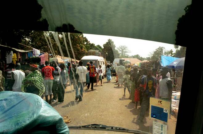 Bissau, partida com destino a Buba, Janeiro de 2006. Foto de Ernst Schade