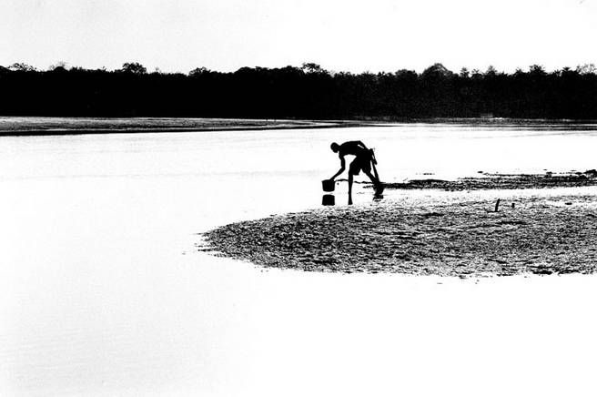 So Domingos, Janeiro de 2005, pescador lavando a sua rede de arrasto. Foto de Ernst Schade