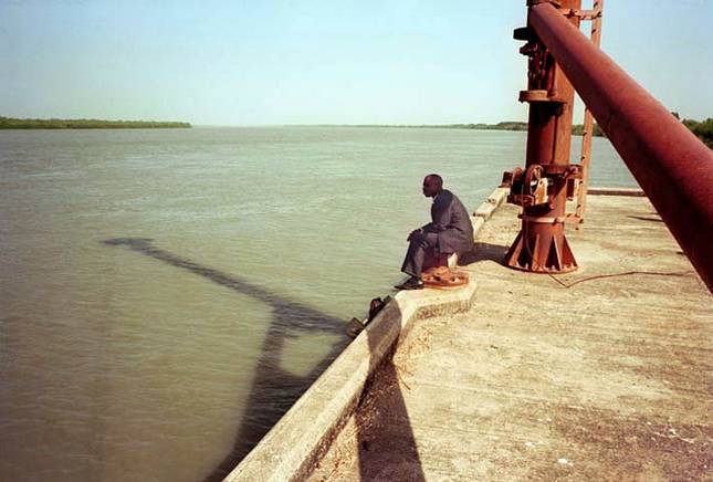 Rio Cumbidjan, Janeiro de 2006, cais construdo pelo Banco Mundial mas nunca utilizado por falta de acessos. Foto de Ernst Schade