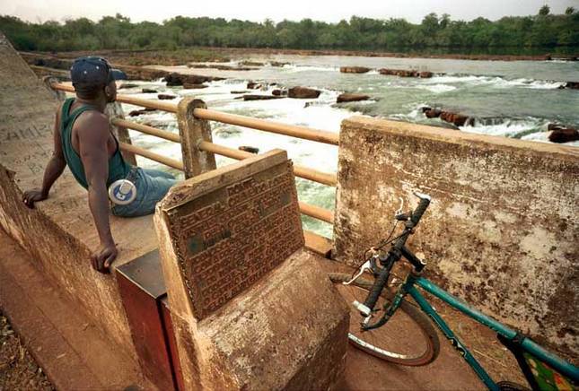 Saltinho, Janeiro de 2006, a ponte sobre o rio Corubal. Foto de Ernst Schade