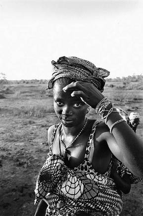 Farim, 2005, uma das mulheres que faz a recolha do lodo nas margens do rio Cacheu. Foto de Ernst Schade
