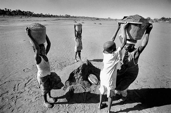 Farim, 2005, me e filhos preparando-se para o regresso  aldeia aps a recolha de lodo. Foto de Ernst Schade